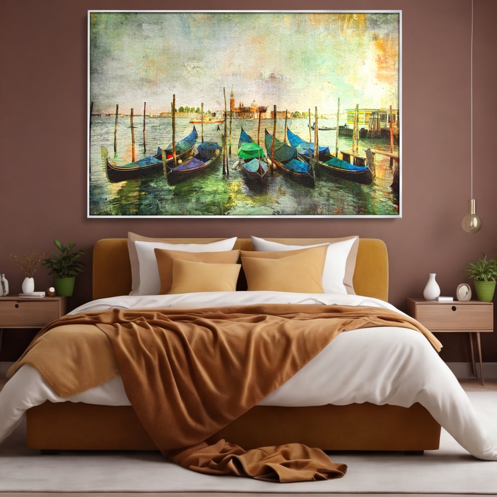 Tablou canvas cu pictura orizontala cu gondole in venetia, in rama de aluminiu argintiu, pe perete intr-un dormitor
